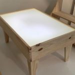 Mesa iluminada com pés
